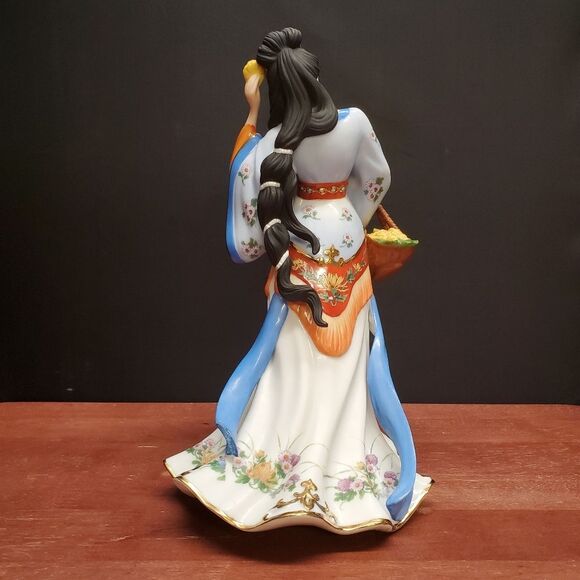 The Chrysanthemum Princess by Lena Liu Porcelain Figurine The Danbury Mint - Picture 3 of 8